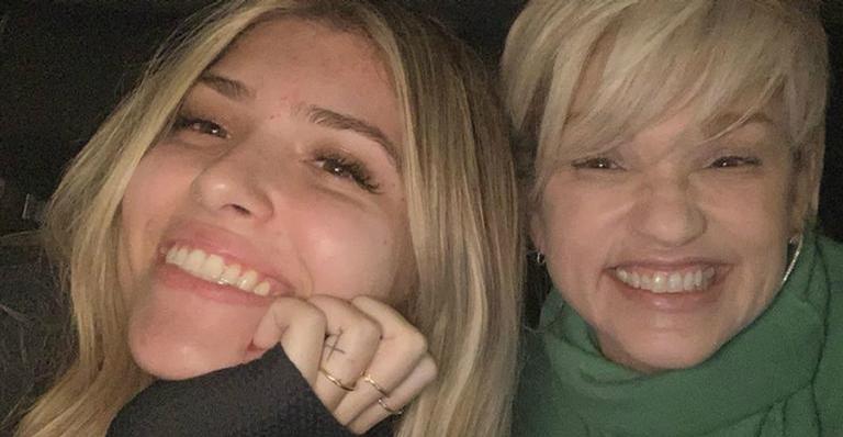 Filha de Andréa Nóbrega exibe as pernas ao usar vestido curtinho