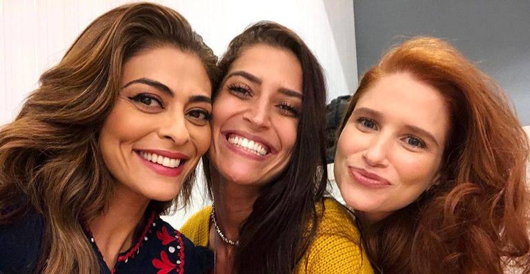 Maria Joana posa coladinha com Julia Lund e Juliana Paes e brinca: ‘Sanduíche das Ju’s’