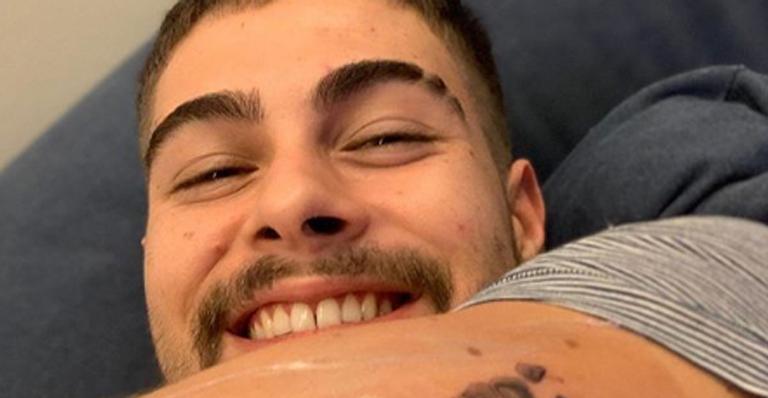 Rafael Vitti emociona fãs ao exibir tatuagem que fez em homenagem à filha: ”Eu não tô acreditando”