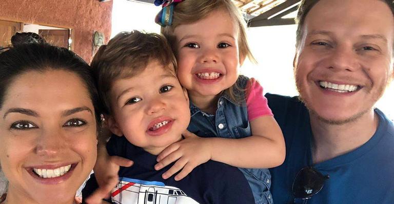 Thais Fersoza enche a web de amor ao compartilhar fotos com toda a família reunida