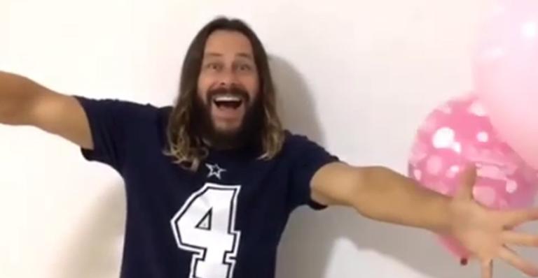 Theo Becker anuncia que esposa está grávida: ”Eu acho que vou explodir”
