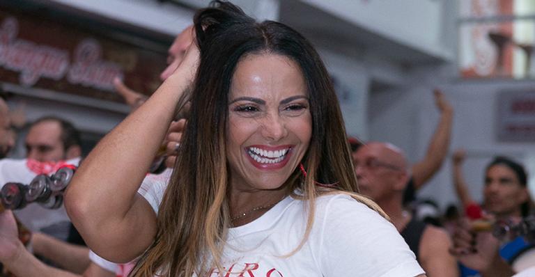 Viviane Araújo ostenta pernas perfeitas ao surgir com look curtíssimo
