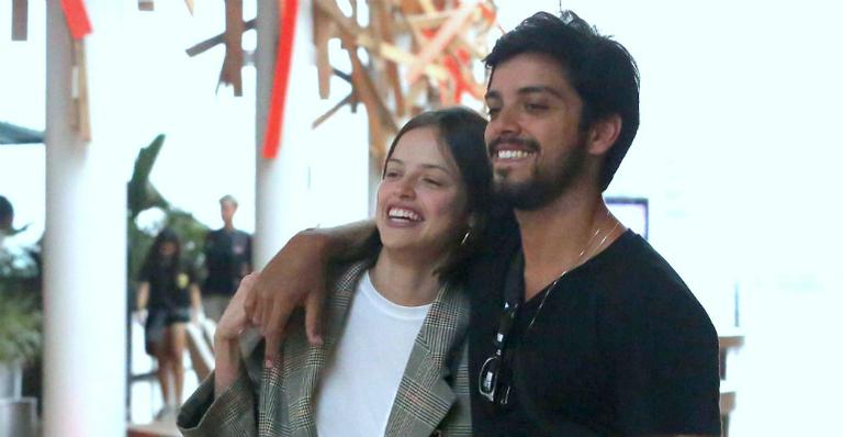 Agatha Moreira ganha beijão de Rodrigo Simas durante passeio no shopping