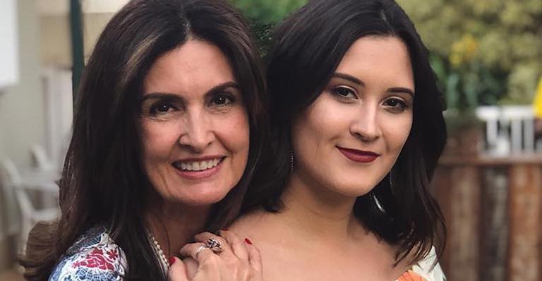 Filha de William Bonner e Fátima Bernardes curte noitada com amigas e posa sensual