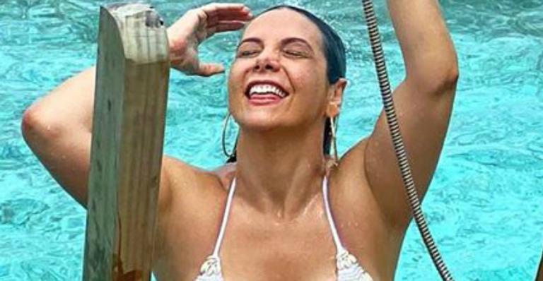 Carla Perez mostra corpão com roupa transparente e biquíni branco aos 41 anos