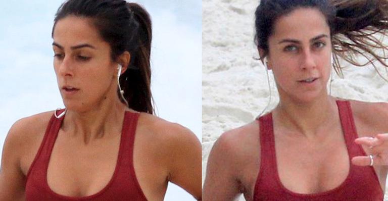 Discreta, jornalista Carol Barcellos é flagrada em momento fitness de top e shortinho na praia