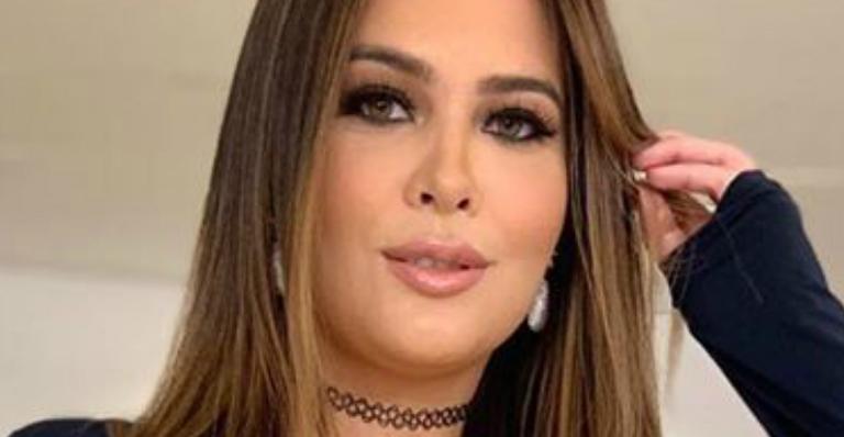 Geisy Arruda curte noitada com microvestido tomara-que-caia e sensualiza com picolé