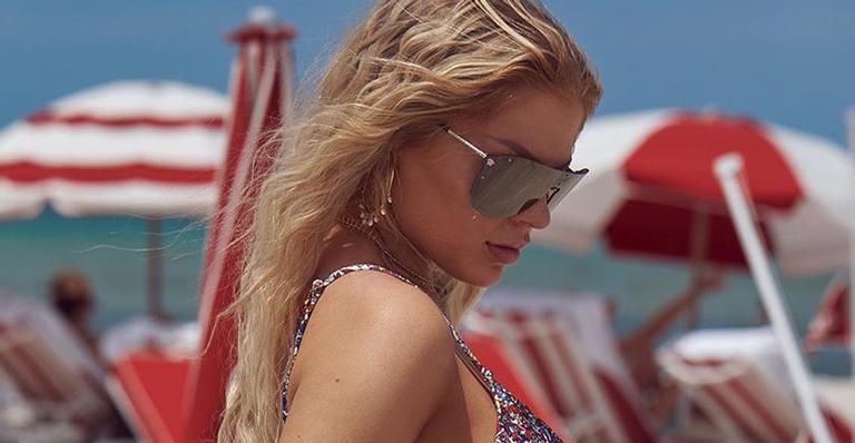 Luisa Sonza posa de costas com biquíni ousado e exibe bumbum avantajado: ”Poderosa”