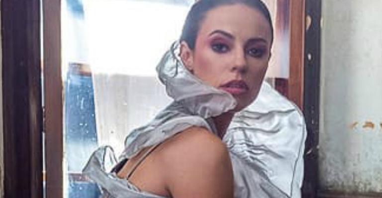 Na pele de Vivi Guedes, Paolla Oliveira posa com vestido transparente e mostra pernões