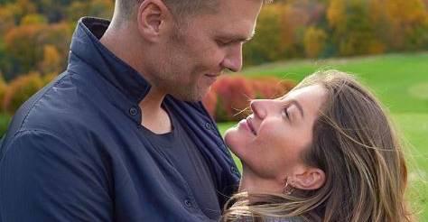 Gisele Bündchen posa agarradinha em Tom Brady e se declara: ”Meu cobertor’’