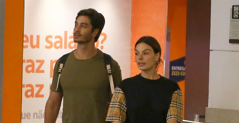 Isis Valverde faz passeio no shopping com a família e beleza do herdeiro impressiona