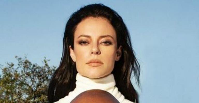 Paolla Oliveira surge em vestido de noiva transparente e com maquiagem borrada