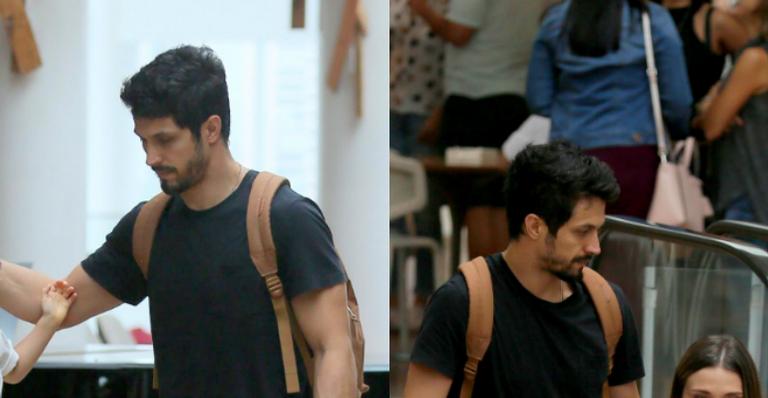 Rômulo Estrela faz raríssima aparição com a esposa e o filho durante passeio no shopping