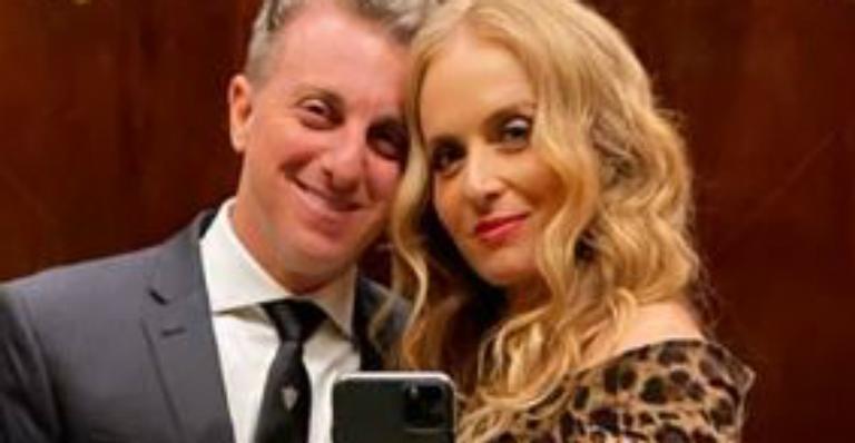 Deslumbrante, Angélica aposta em look coladinho e grifado de oncinha para curtir noite com Luciano Huck