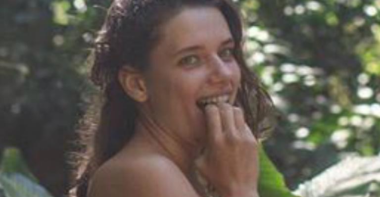Bruna Linzmeyer posa de topless em cliques ‘natureba’ e recebe elogios