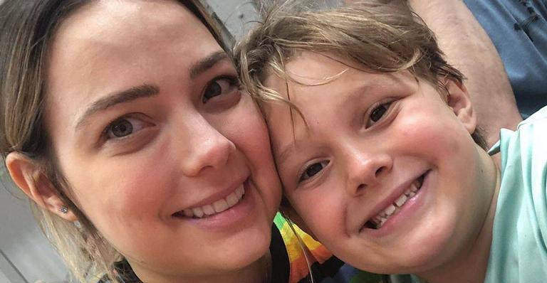 Carol Dantas posta selfie coladinha do filho, Davi Lucca e enche a web de fofura: ‘Perfeitos’