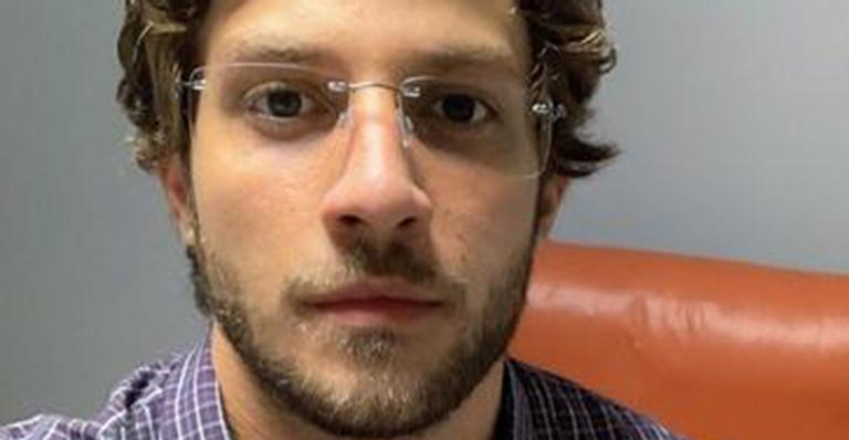 Chay Suede encanta ao surgir com Laura Neiva em foto romântica
