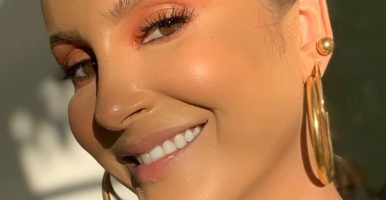 Claudia Leitte derrete corações com foto da bebê de dois meses sorrindo