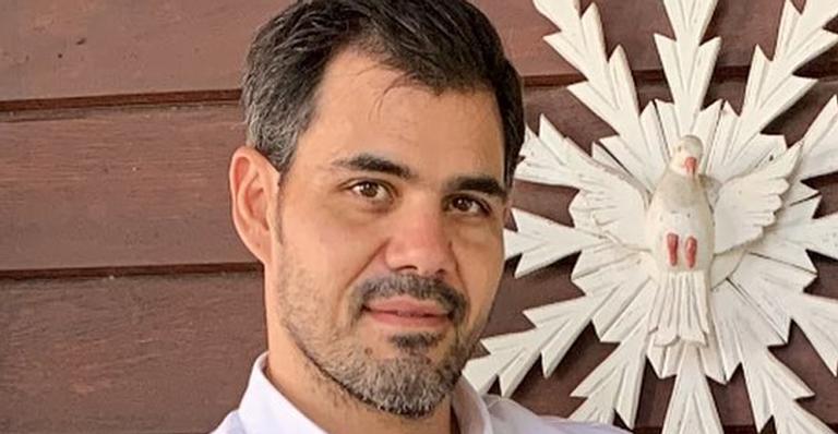 Juliano Cazarré faz relato de como conheceu a esposa aos 17 anos: ”Senti algo diferente”