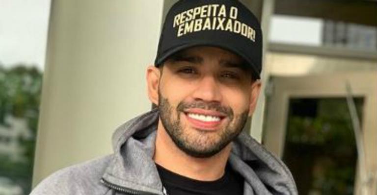 Gente como a gente! Gusttavo Lima abre marmita durante trabalho e brinca: ”A boa e velha quentinha”
