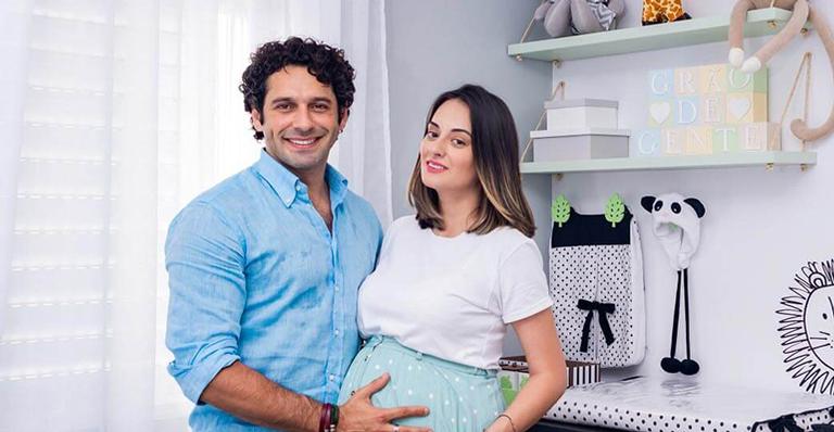 Ator da Globo, João Baldasserini mostra a decoração do quarto do filho
