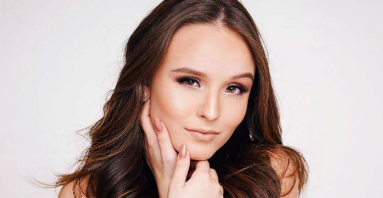 Larissa Manoela posa com look pretinho básico ao lado do namorado