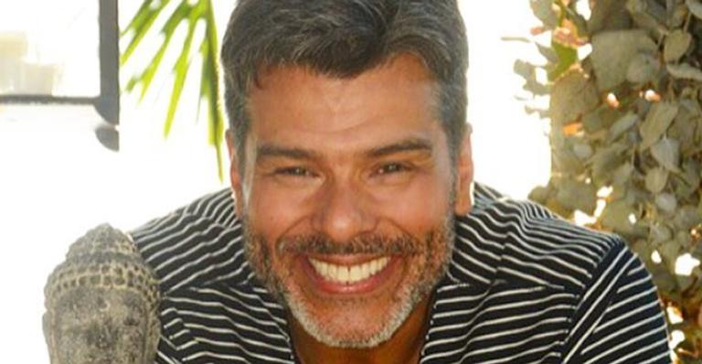Pai coruja! Maurício Mattar é flagrado dando mamadeira à filha recém-nascida e encanta web