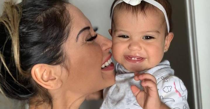 Mayra Cardi comove fãs ao dividir a filha falando as primeiras palavras: ”Não resisti!”