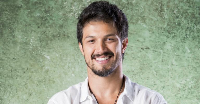Rômulo Estrela presenteia amigo deficiente com cadeira de rodas e comove web