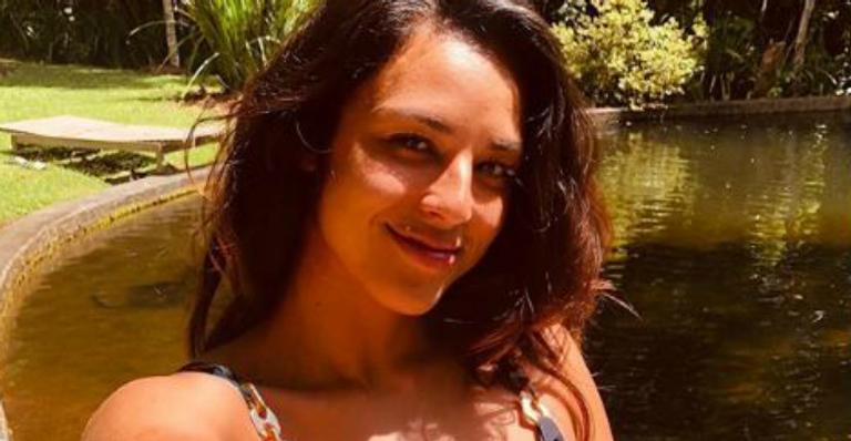 Grávida? Yanna Lavigne mostra curvas em maiô chiquérrimo e fãs suspeitam nova gestação