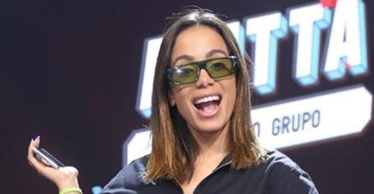 Anitta se manifesta sobre história de menino que estudava em tablet de loja