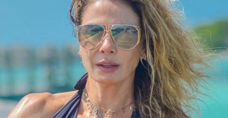 Aos 50 anos, Luciana Gimenez abusa de maiô decotado e surpreende web com boa forma