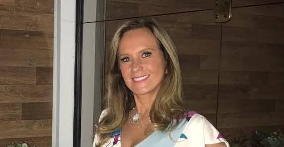 Helô Pinheiro posa com a neta, Manuella e brinca: ‘No meio de tantas bonecas, encontrei uma verdadeira’