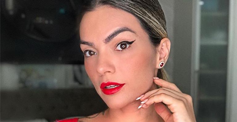 Kelly Key surpreende ao surgir com o cabelo cacheado e look justíssimo