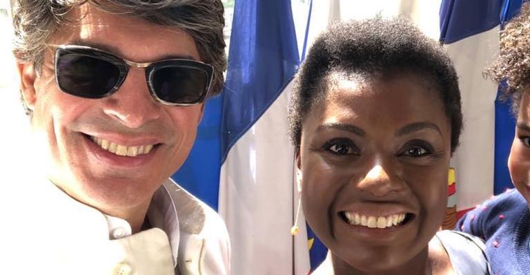 Adriana Alves exibe imagem rara de sua filha com o chef Olivier Anquier: ”Como cresceu!”