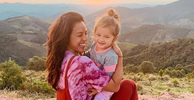 Yanna Lavigne mostra o amor da filha por livros e não se aguenta de amores: ‘Ela ama’