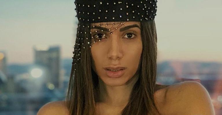 De topless, Anitta posa sem maquiagem e atrai comentário de estrelas internacionais: ”Natural”