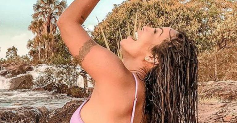 Carol Nakamura posa de biquíni cavadíssimo e deixa aparecer tatuagem em local estratégico