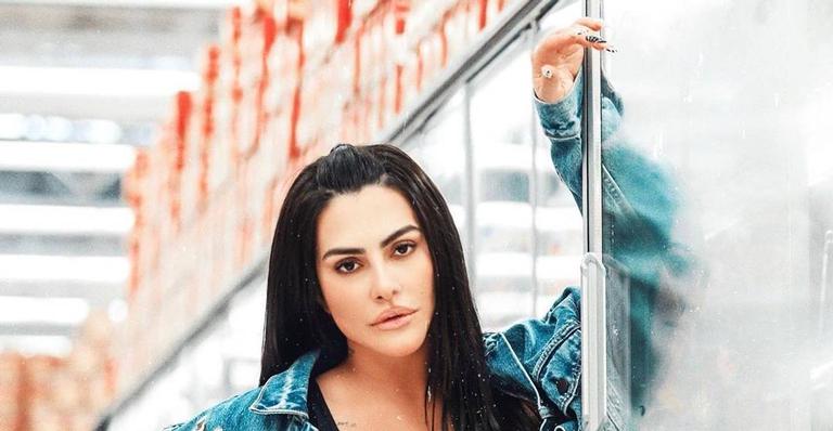 Cleo faz carão ao surgir só de roupão e seguidores vão à loucura