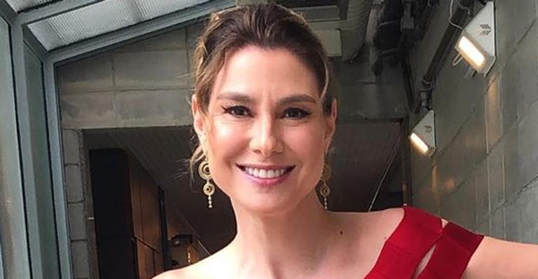 Lavínia Vlasak surge com look ousado e cinturinha inacreditável em programa de TV