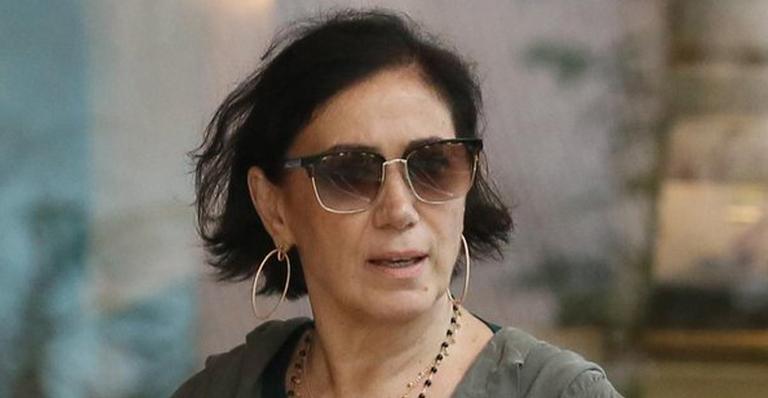 Lilia Cabral é flagrada em rara aparição com o marido durante passeio casual