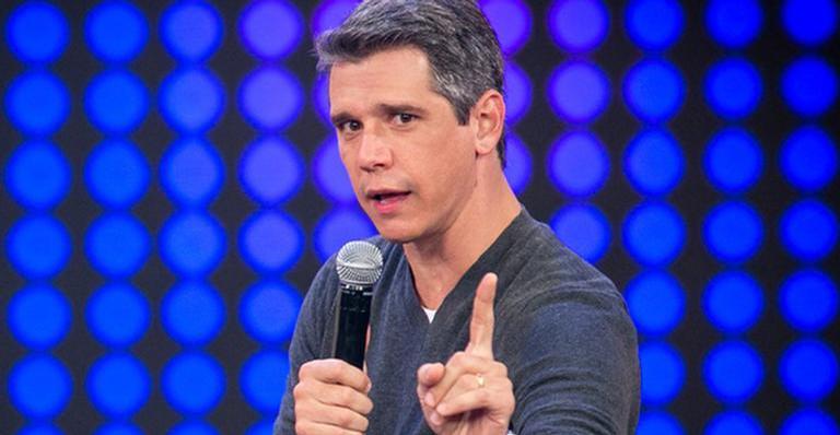 Marcio Garcia compartilha troca de carinhos na cama com a esposa: ”Chamego”