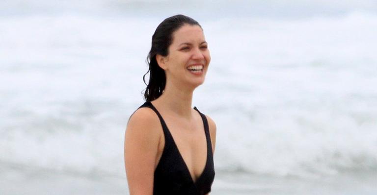 Nathalia Dill exibe corpão ao surgir de maiô em dia de folga na praia