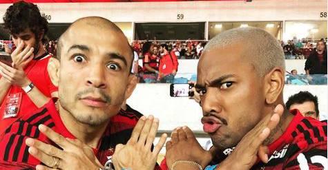 Nego do Borel posa ao lado de José Aldo em estádio de futebol: ”É campeão”