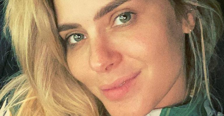 Discreta, Carolina Dieckmann faz rara aparição com pai e irmãos após perda da mãe