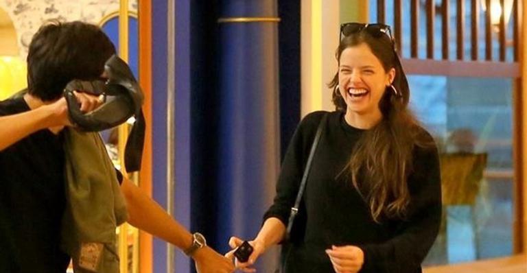 Com cabelão, Agatha Moreira se diverte em passeio com o namorado, Rodrigo Simas