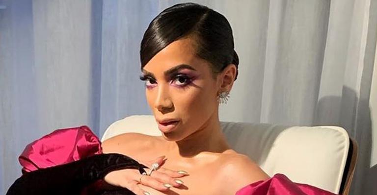 Em Las Vegas, Anitta quase mostra demais ao usar look transparente em festa