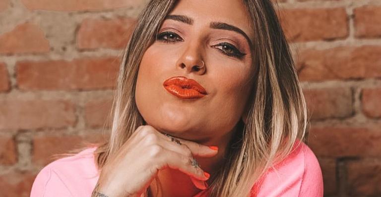Polêmica, ex-A Fazenda Tati Dias posa de topless e exibe corpão na web