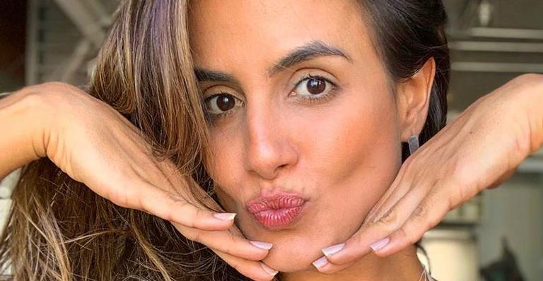 Ex-BBB Carol Peixinho coloca o corpão pra jogo de biquíni branco e festeja: ”Sol, areia e muito axé”