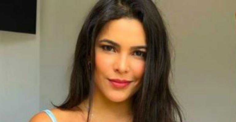 Ex-BBB Emilly Araújo ostenta a barriguinha seca em clique de biquíni e mostra tatuagem íntima